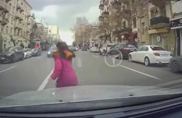 Bakıda dəhşət: Məktəbli az qala maşının altında qalacaqdı +VİDEO 