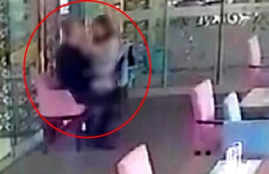 Mağazada biabırçı hadisə kameraya düşdü: Yaşlı kişi azyaşlı qızla... (18+)