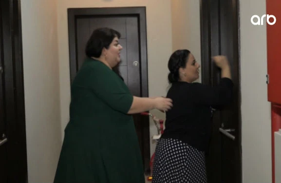Bacılar rəqqas İlhamın evinə hücum çəkdi — VİDEO