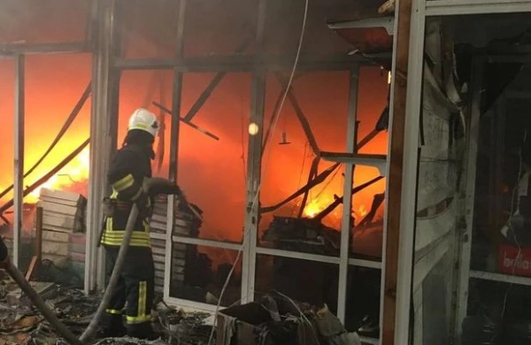 Bakıdakı dəhşətli yanğında 60 mağaza yandı: Zəhərlənənlər var - FOTO