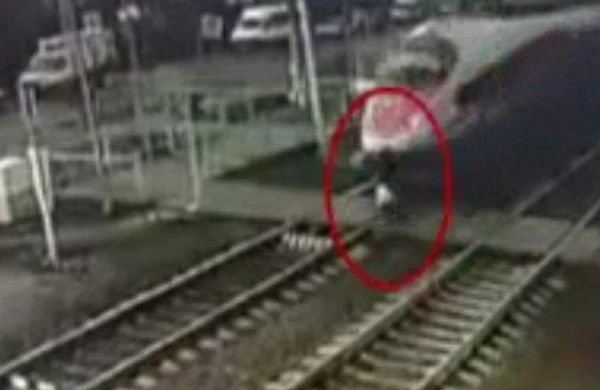 Qatar yolu keçən piyadanı vurdu,başı bədənindən ayırldı (18+VİDEO)