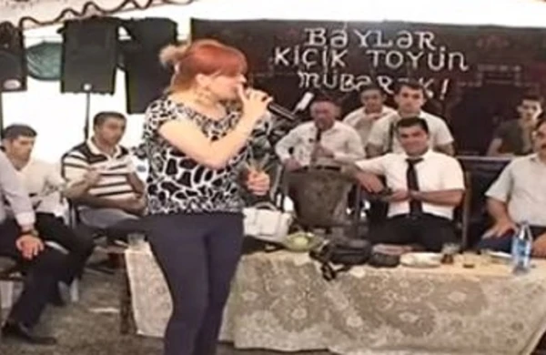 Azərbaycanda toyda qadın müğənnidən biabırçılıq: 18+ mahnı oxudu
