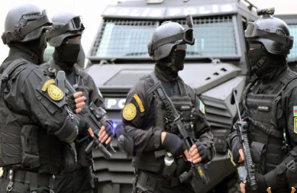 Təcili: Xüsusi təyinatlılar  İcra Hakimiyyətinə basqın etdi