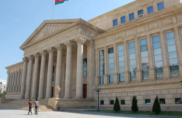 Ali Məhkəmənin 7 hakimi işdən çıxarıldı - RƏSMİ