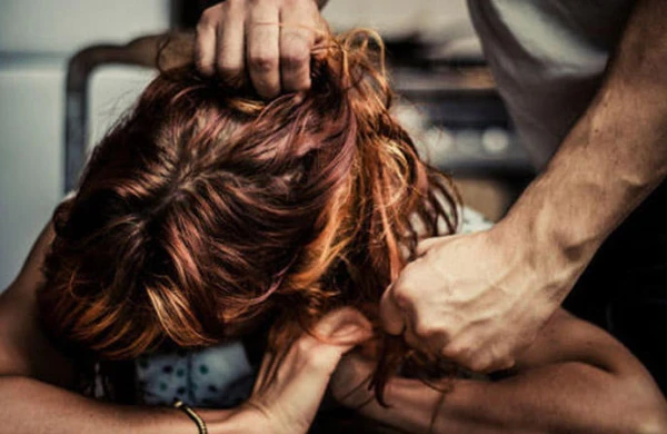 Bakının mərkəzində dəhşət: Qadın və azyaşlı uşağı döyülüb,qaçırıldı +FOTO