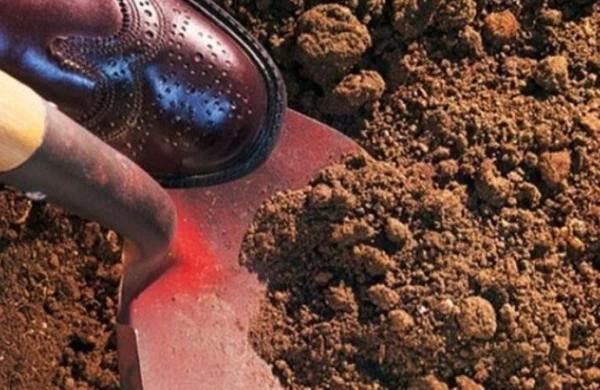 İNANILMAZ: Xəzinə axtaran şəxs torpağın altından GÖRÜN NƏ TAPDI - FOTOLAR