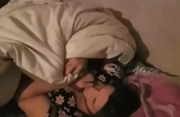 Azərbaycanda daha bir xəyanət görüntüləri yayıldı - Qadını yataqda başqa kişiylə tutdular - 18+VİDEO