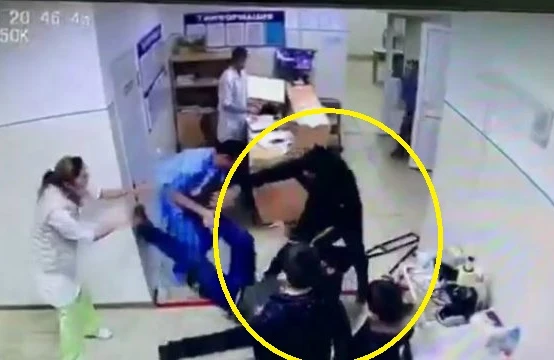 Xəstəyə sərt cavab verən həkimi ölümcül döydülər +VİDEO