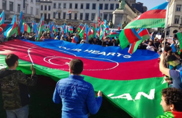 Azərbaycanlılar ayağa qalxdı: Kütləvi şəkildə Qarabağ tələb edilir