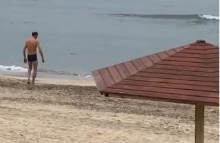 Qışın soyuğunda dənizdə çimdi - Bakıda