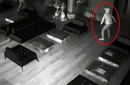 Mağazaya girən oğru güzgüdə özünü görüb dəli oldu +ANBAAN