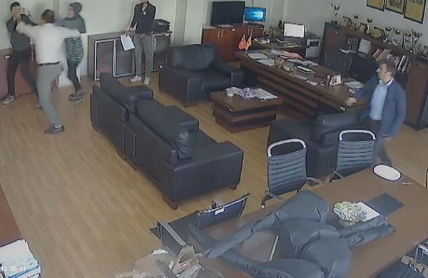 Məktəb direktorunun otağında dava düşdü - VİDEO