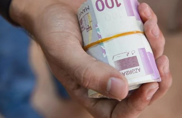 Bakıda koronovirus fırıldağı: Binalardan pul yığılır