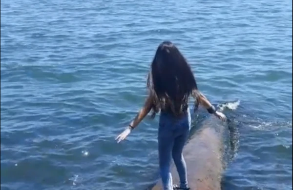 Bakı bulvarında dəhşətli hadisə: Qız özünü dənizə atdı