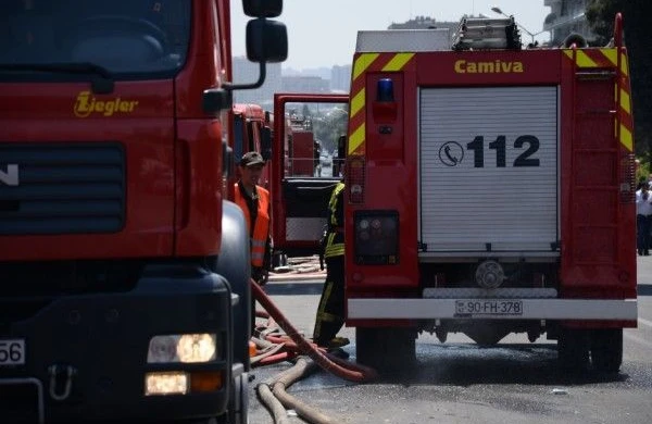 Bakıda yaşayış binası yanır