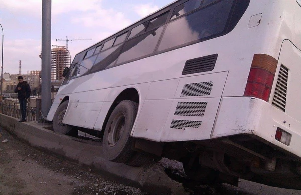 SON DƏQİQƏ! Bakıda içi sərnişinlə dolu olan avtobus qəza törətdi 