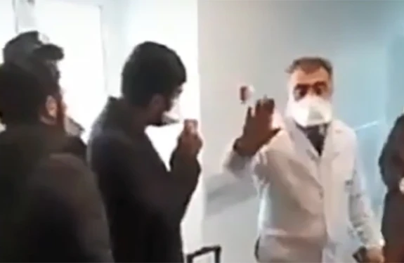 Sosial şəbəkədə yayılan bu videoya görə baş həkim işdən çıxarıldı - VİDEO