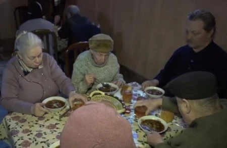 Bakıda pulsuz yeməkxana fəaliyyət göstərir - VİDEO