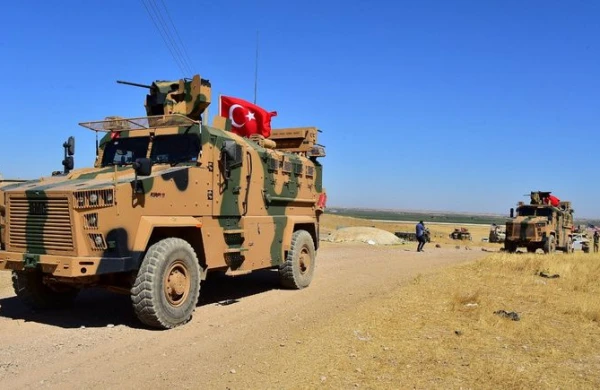 Türkiyə ordusunun cavab zərbəsi Rusiya hərbiçilərini vahiməyə saldı — Silahlarını atıb belə qaçdılar (VİDEO)