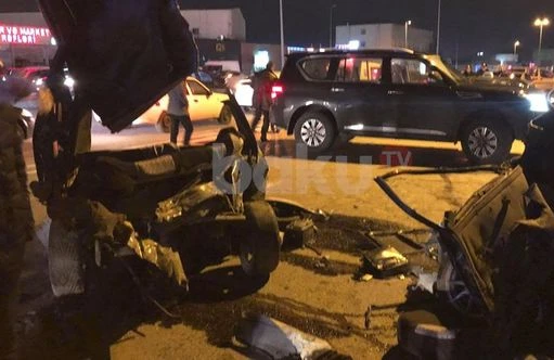 Bakıda dəhşətli qəzada maşın ikiyə bölündü: Meyitlər tanınmaz halda - 18+FOTO