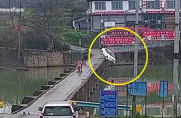 Sürücünün başı telefona qarışdı: Maşın qarışıq çaya düşdü +ANBAAN VİDEO