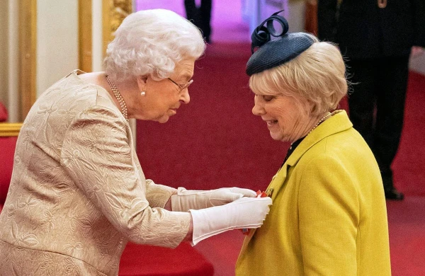 II Elizabet koronavirusa görə mükafatları əlcəklə verdi