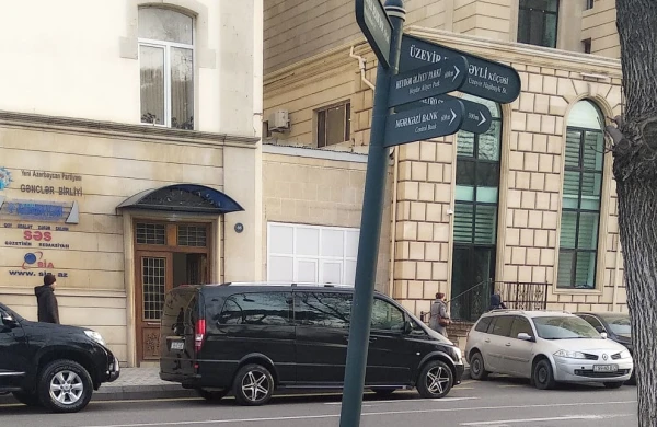 Bakının mərkəzində quraşdırılan tablo gülüşə səbəb oldu - FOTO