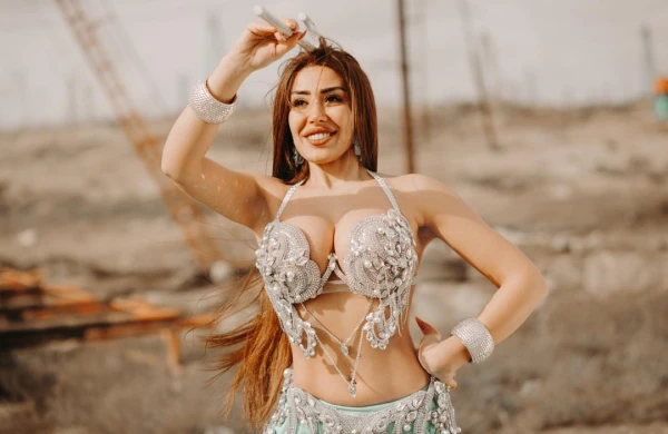 Bakıda toyda maraqlı anlar: Rəqqasənin sinəsi açıldı +VİDEO