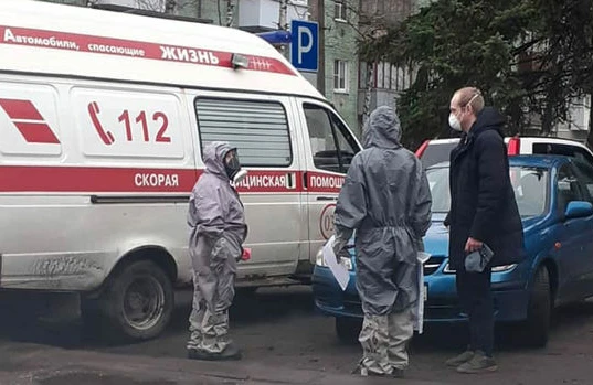 Təcili yardım çağırışına qoruyucu geyimdə gələn tibb işçiləri döyüldü