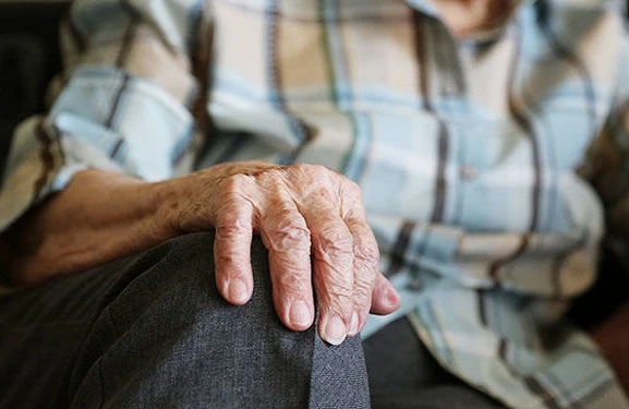 Bakıda qonşu qadın yaşlı kişinin evini adına keçirdi