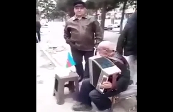 Yaşlı kişi küçədə bir mahnı oxudu, fenomen oldu — Azərbaycanda - VİDEO