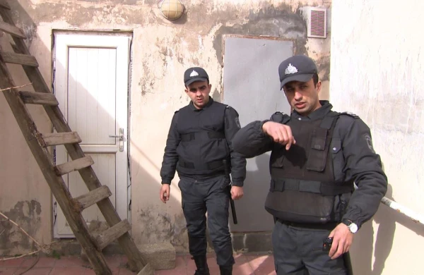 Bakıda insident: mühafizə polisi havaya atəş açmaqla oğurluq edən şəxsi saxladı - FOTO