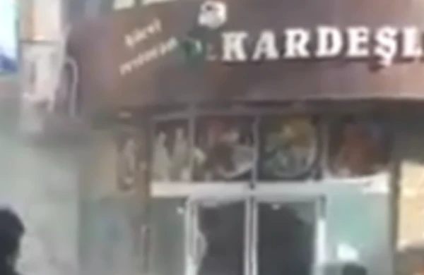 Bakıda şok hadisə - Restoranın şüşələrini sındırdılar - VİDEO