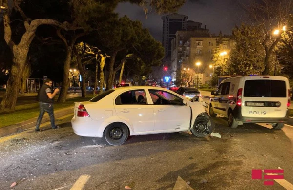 Bakıda 2 avtomobil toqquşub, xəsarət alanlar var - FOTO