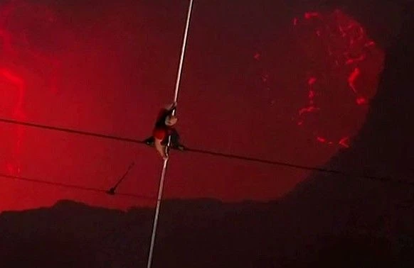 Kəndirbaz vulkanın üstündən keçərkən dəhşətli anlar baş verdi — ANBAAN VİDEO