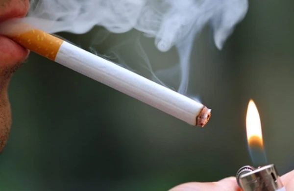 Alimlər: “Siqaret çəkənlərin koronavirusa yoluxma riski azdır”