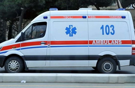 Ağciyər Xəstəlikləri İnstitutunda ölən şəxsin meyitini rayona aparan təcili yardım maşını qəzaya düşdü
