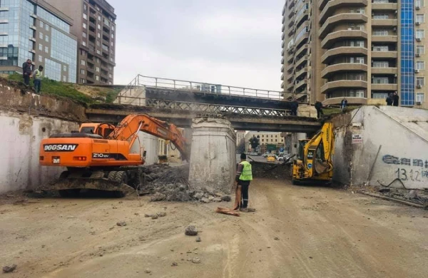 Bakıda dəmir yolu körpüsü sökülür - FOTO
