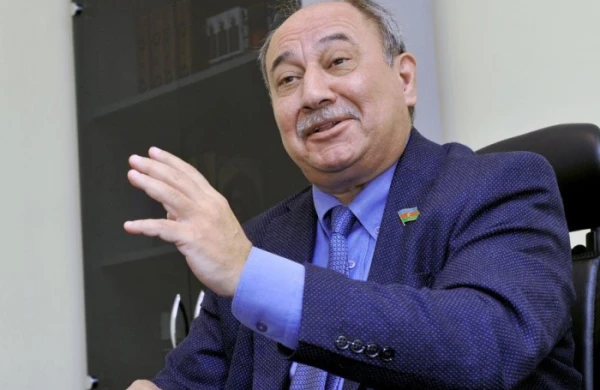  Araz Əlizadə:"Mübariz Mənsimovu qəhrəman etməyin heç bir mənası yoxdur" 