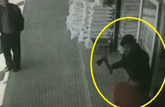 Baltalı şəxs insanlara hücum edib yaraladı: Azərbaycanda dəhşətli hadisənin VİDEOSU