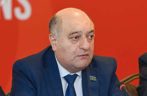 Deputat: Məktəbləri bağlamışıq, "mol"larda insanlar qaynaşır” - VİDEO