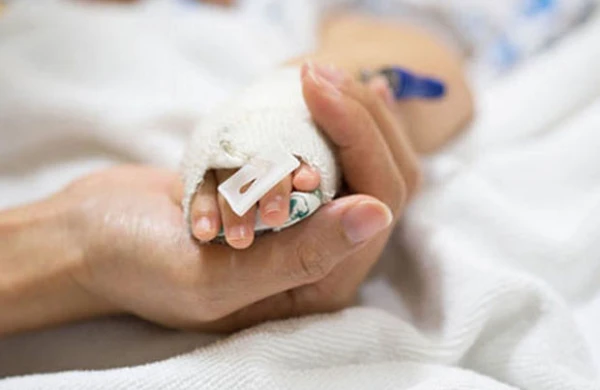 Azərbaycanda beş yaşlı uşaq iynədən şoka düşərək öldü