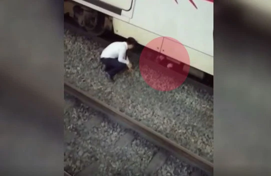 Relslərin üzərinə uzanıb intihar etmək istədi, amma… - VİDEO