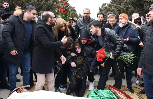 Rafael Dadaşovun dəfnində qızının ÜRƏYİ GETDİ - FOTO/VİDEO
