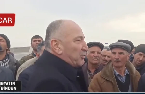 Ucarda sakinlər  icra hakimiyyətinə hücum etdi,başçı iclasdan qaçdı +VİDEO