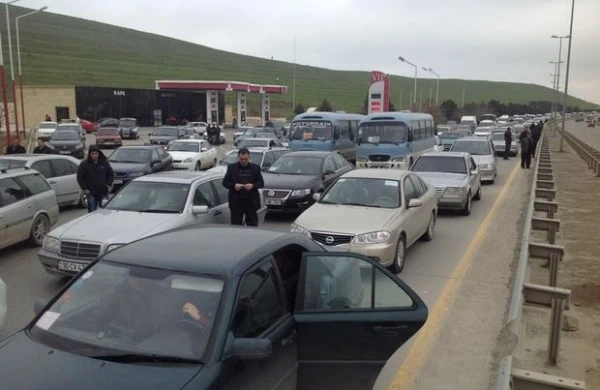 Bakıya gələn yüzlərlə maşın geri qaytarıldı - RƏSMİ AÇIQLAMA