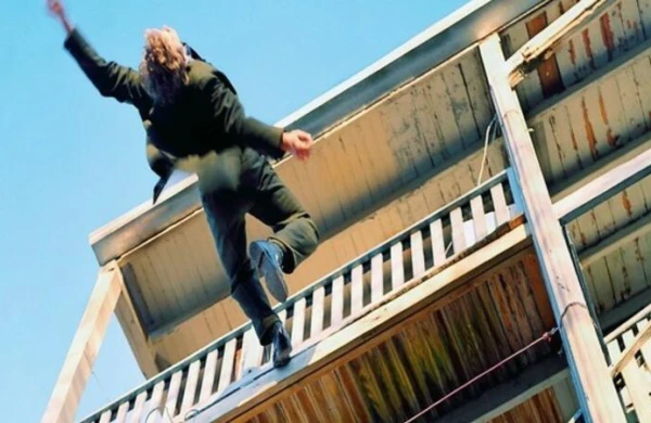 Bakıda üç qadın kişini döyüb ikinci mərtəbədən atdı