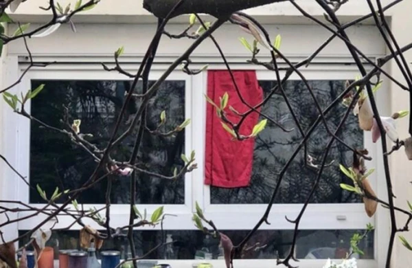 Minlərlə insan pəncərəsindən QIRMIZI PARÇA asdı - Avropa ölkəsində qorxulu mənzərə