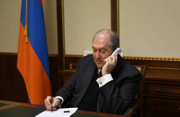 Koronavirusa qarşı peyvəndi erməni yaradıb? – Ermənistan prezidenti ona zəng etdi