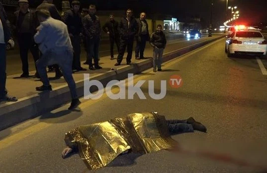 Bakının mərkəzində dəhşət: Yolun ortasında öldü (18+VİDEO)